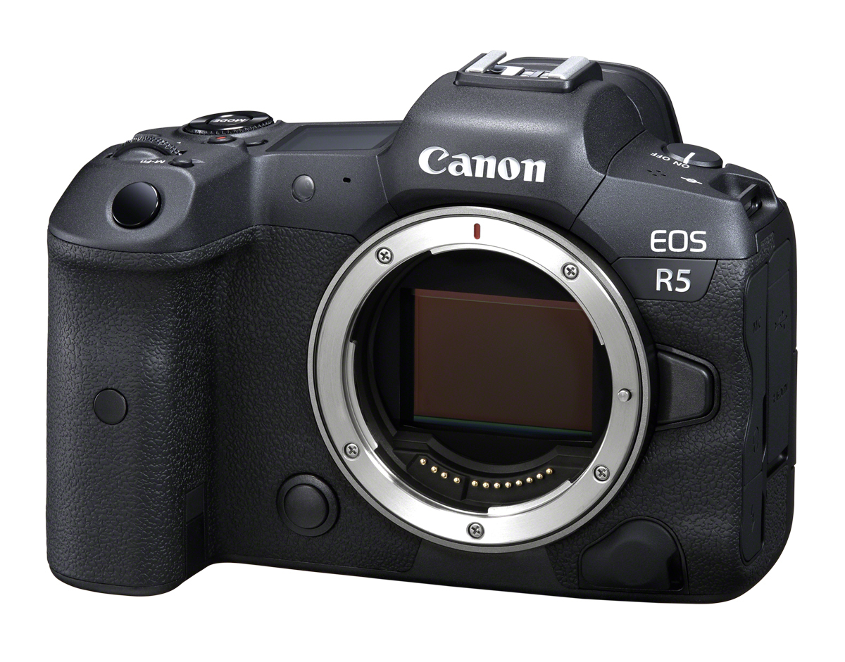 Canon EOS R5 Gehäuse in schräger Vorderansicht mit sichtbarem RF-Bajonett und Sensor