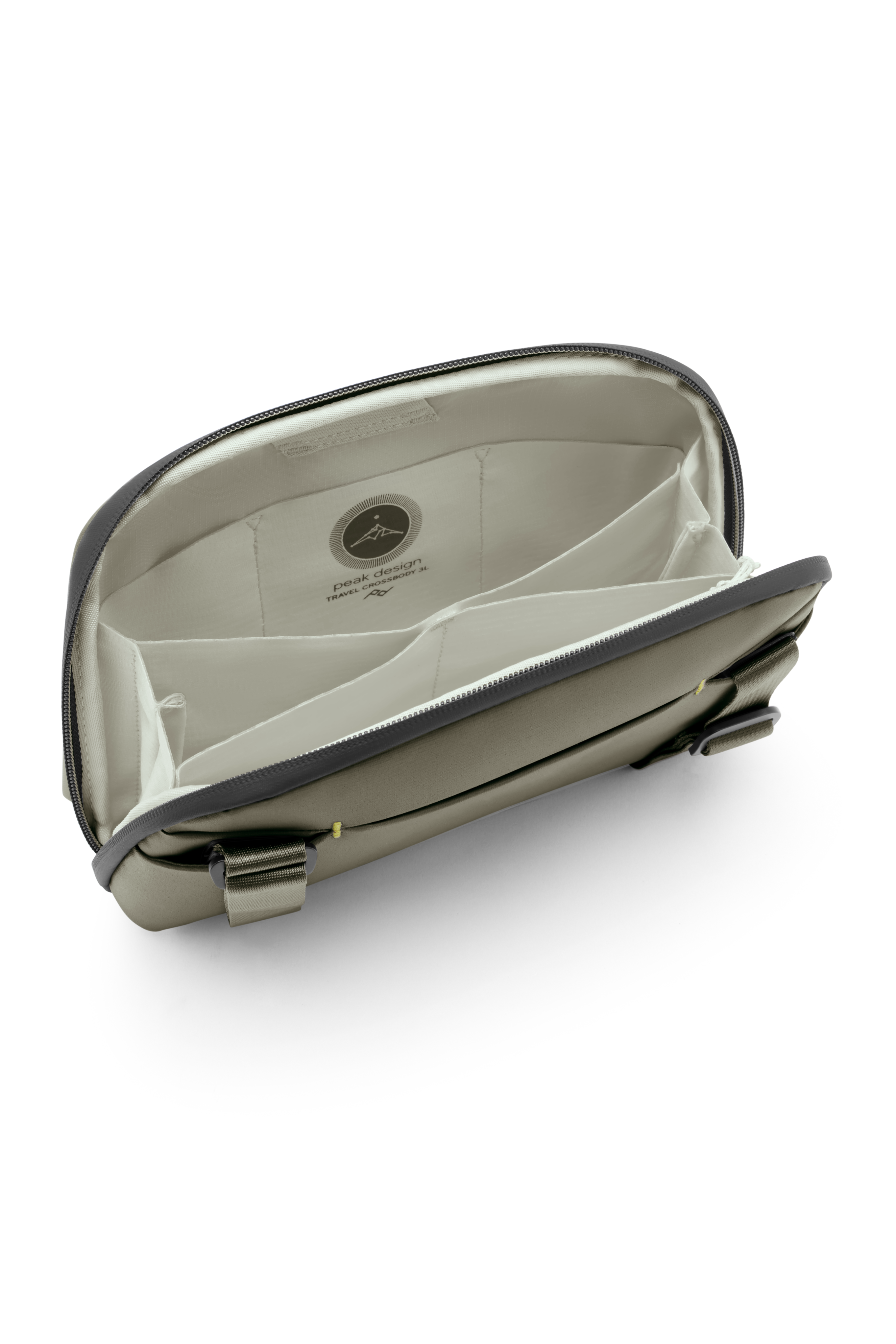Peak Design Travel Crossbody 3L in Stone, geöffnete Tasche mit Innenfächern und Organisationsfächern.