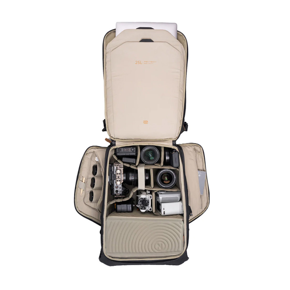 PGYTECH OneGo 2 Backpack 25L in Schwarz geöffnet mit Kameraausrüstung und Laptopfach.