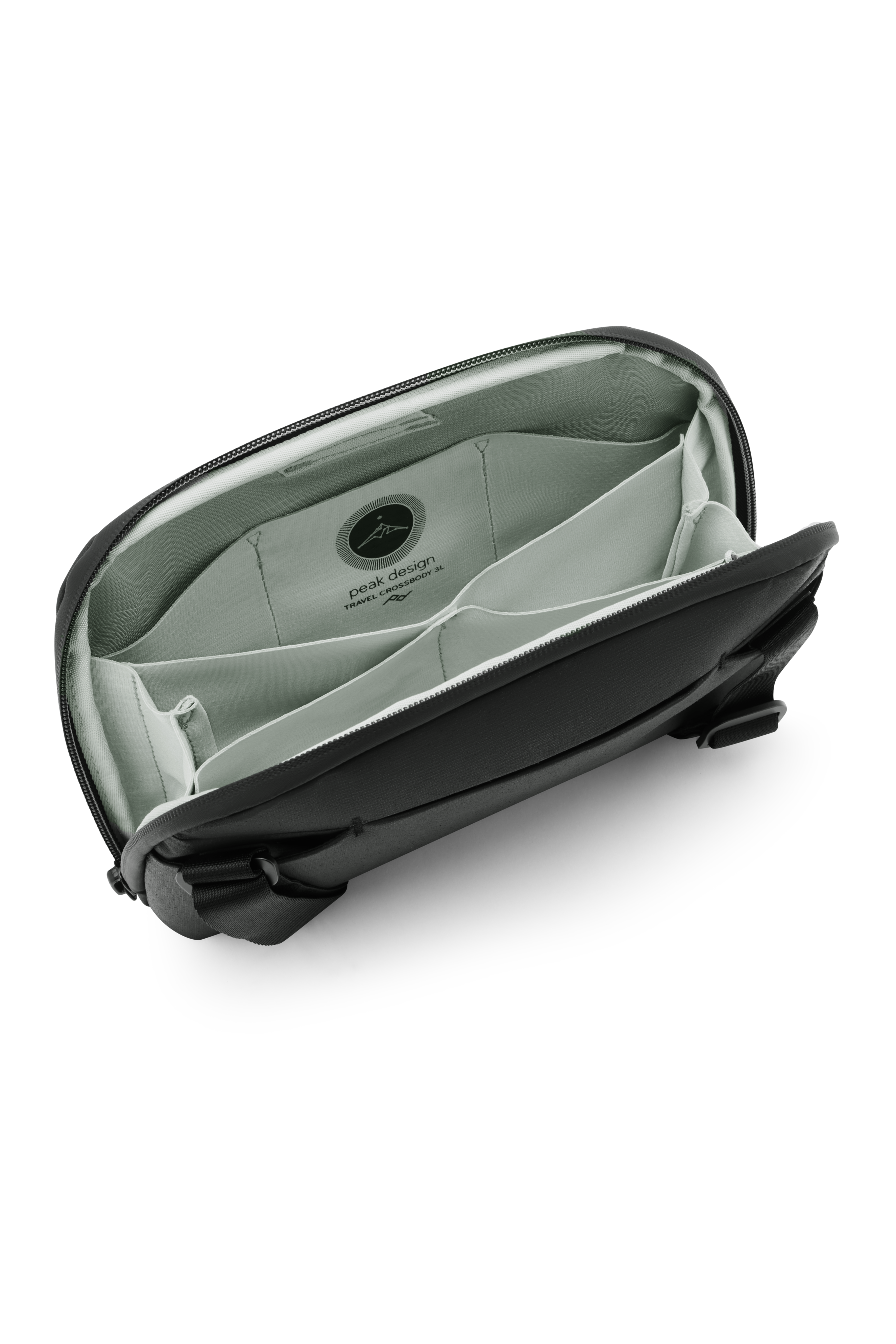 Peak Design Travel Crossbody 3L in Schwarz, geöffnete Tasche mit Innenfächern und Organisationsfächern.