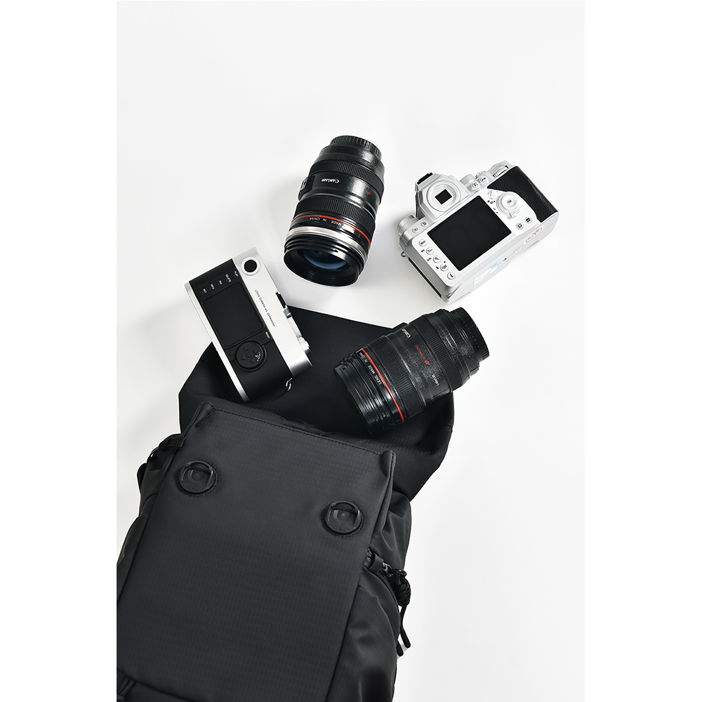 Eirmai F3D Lite Black Kamerarucksack in schräger Ansicht mit herausragender Kamera und Objektiven