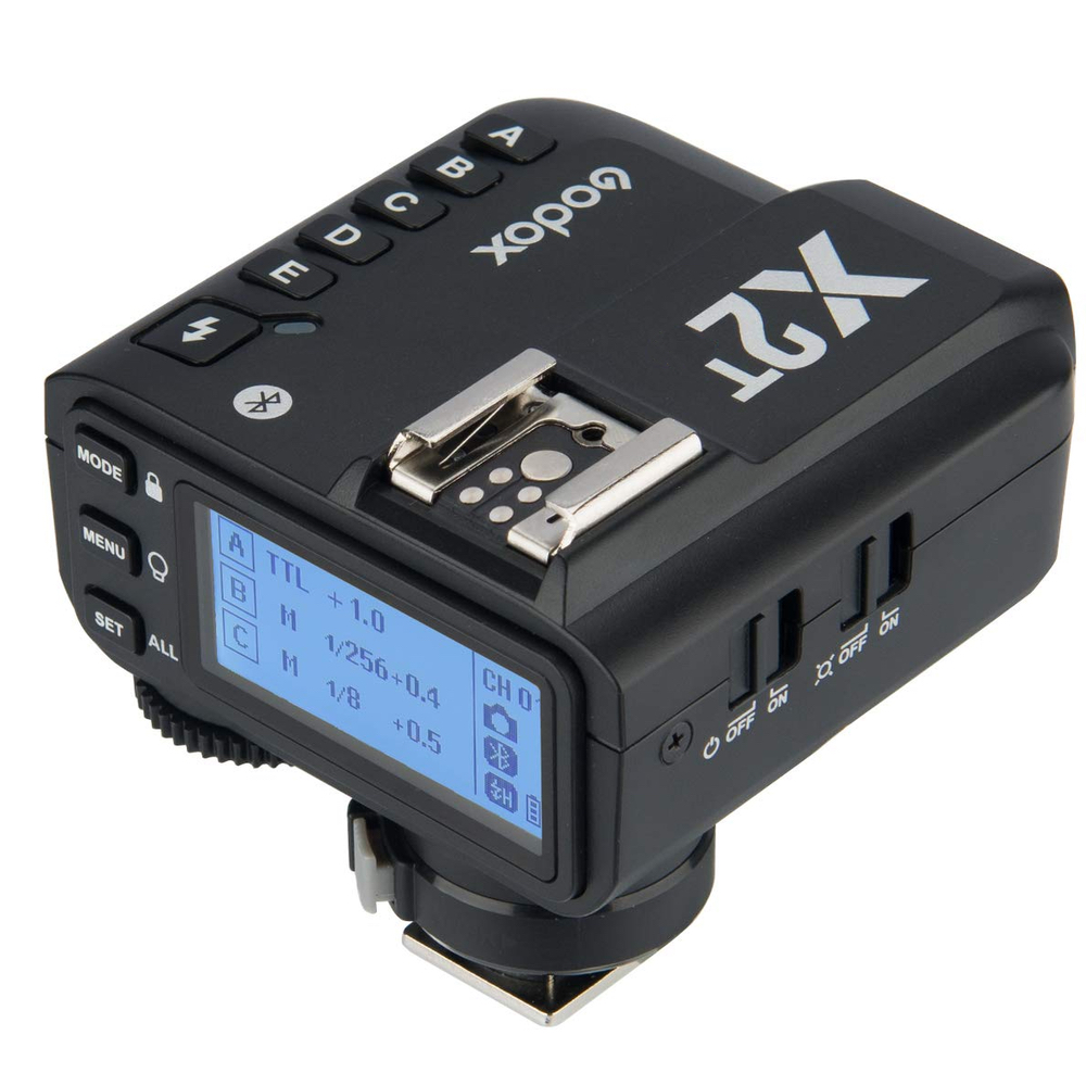 Godox X2T-S Transmitter für Sony – schräge Vorderansicht mit Display, Tasten und Blitzschuh-Anschluss