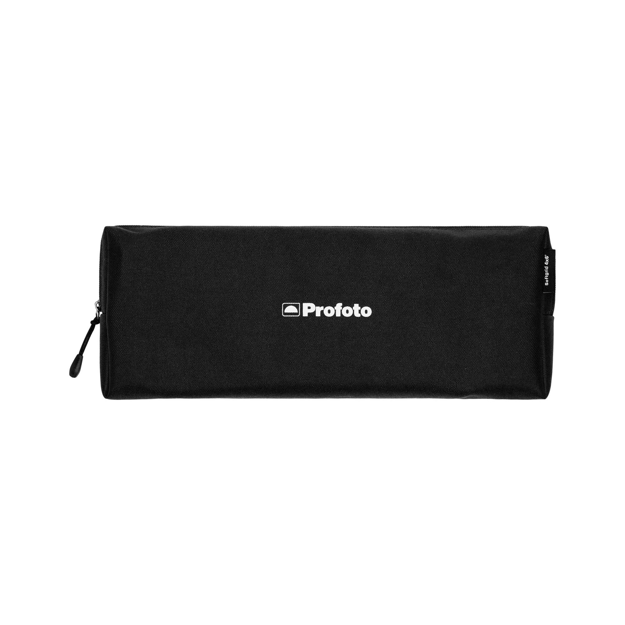 Schwarze Transporttasche des Profoto Softgrid 4x6 mit Reißverschluss und Profoto-Logo.