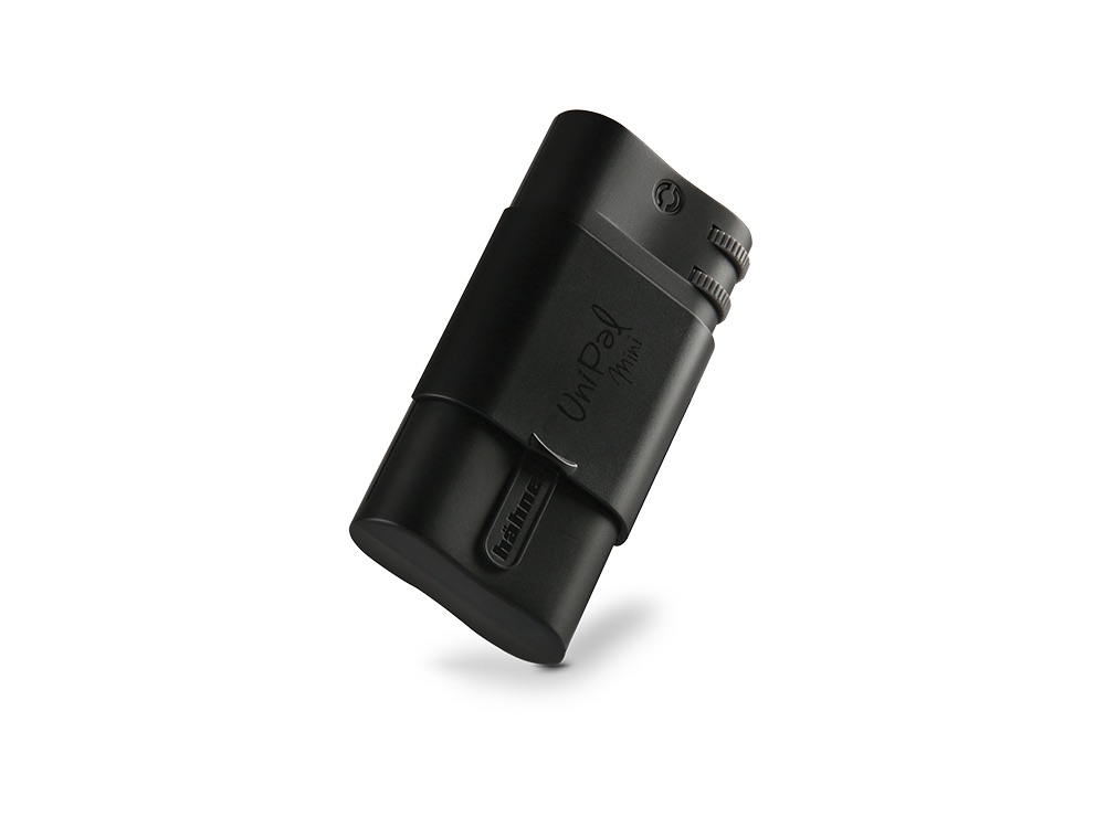 Hähnel UniPal Mini II Universal-Ladegerät in schräger Ansicht mit kompaktem Gehäuse und integrierter Akkuhalterung