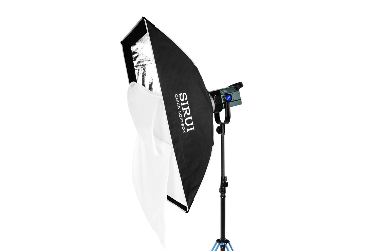 Sirui QR6090 Square Softbox, Softbox auf Leuchte und Stativ