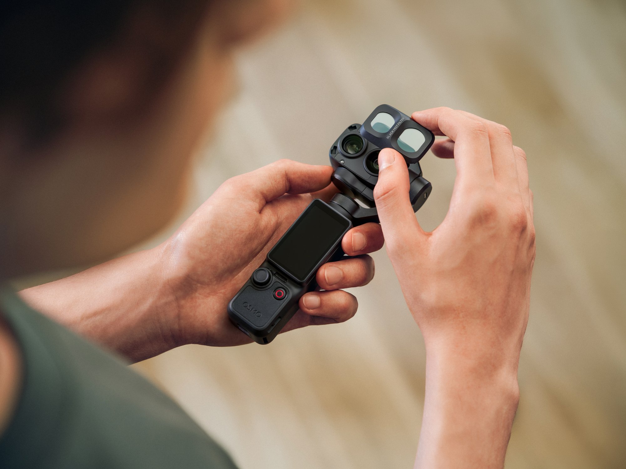 DJI Osmo Pocket 4P beim Anbringen eines Black Mist Filters auf das Kameramodul für weiche, cineastische Aufnahmen