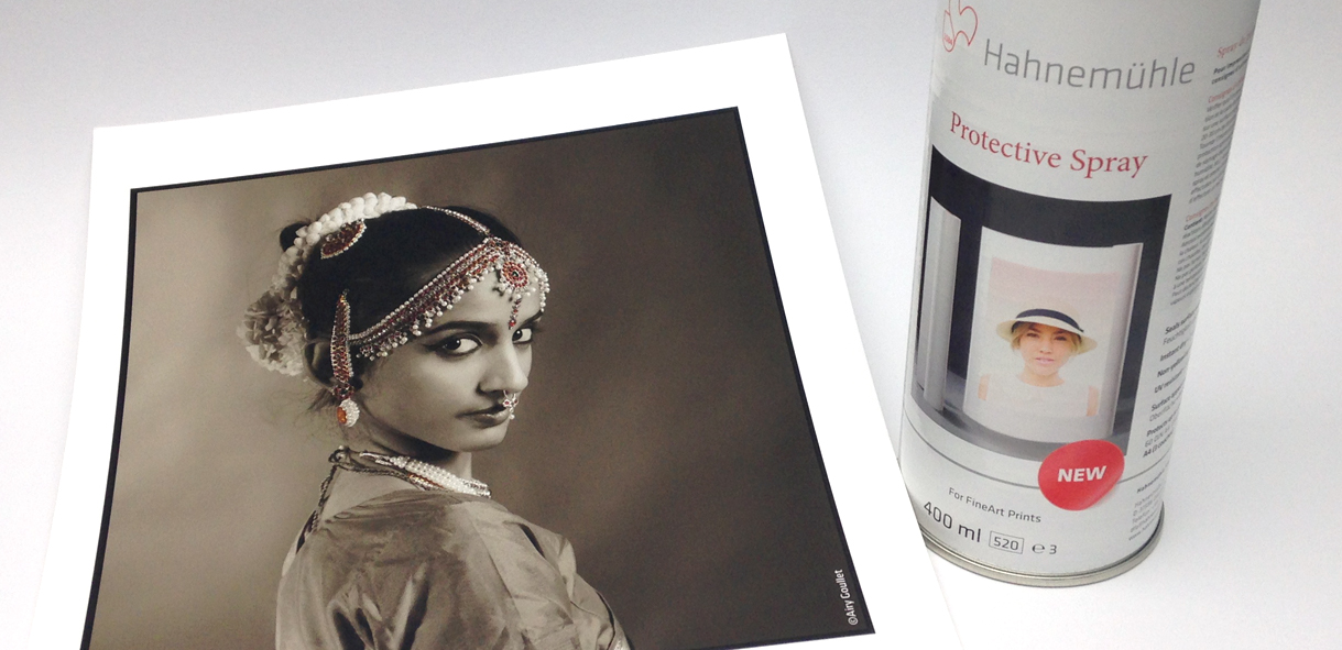 Protective Spray Hahnemühle Protective Spray stehend neben einem Schwarz-Weiß Foto