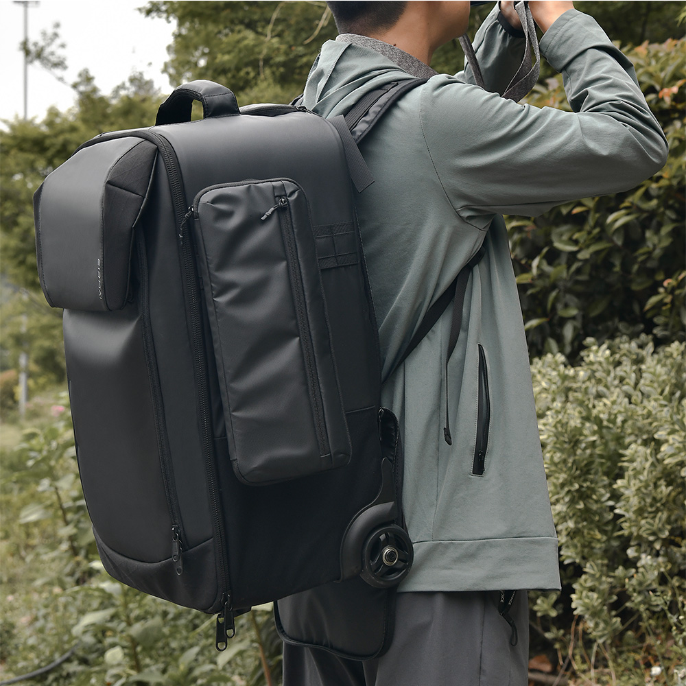 Eirmai Falcon Serie FT10 44L Kamera-Trolley in Schwarz, getragen als Rucksack im Outdoor-Einsatz