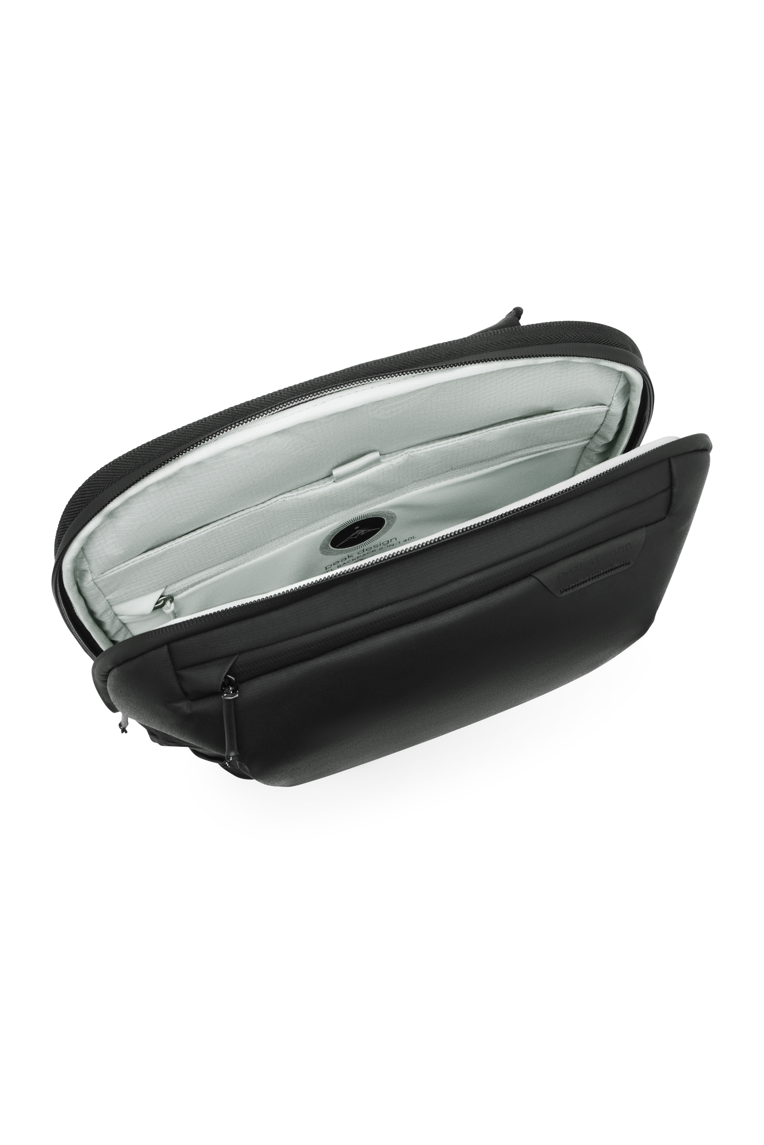 Peak Design Travel Backpack 2in1 in Schwarz, geöffneter Innenraum mit gepolsterten Fächern und Laptopfach.