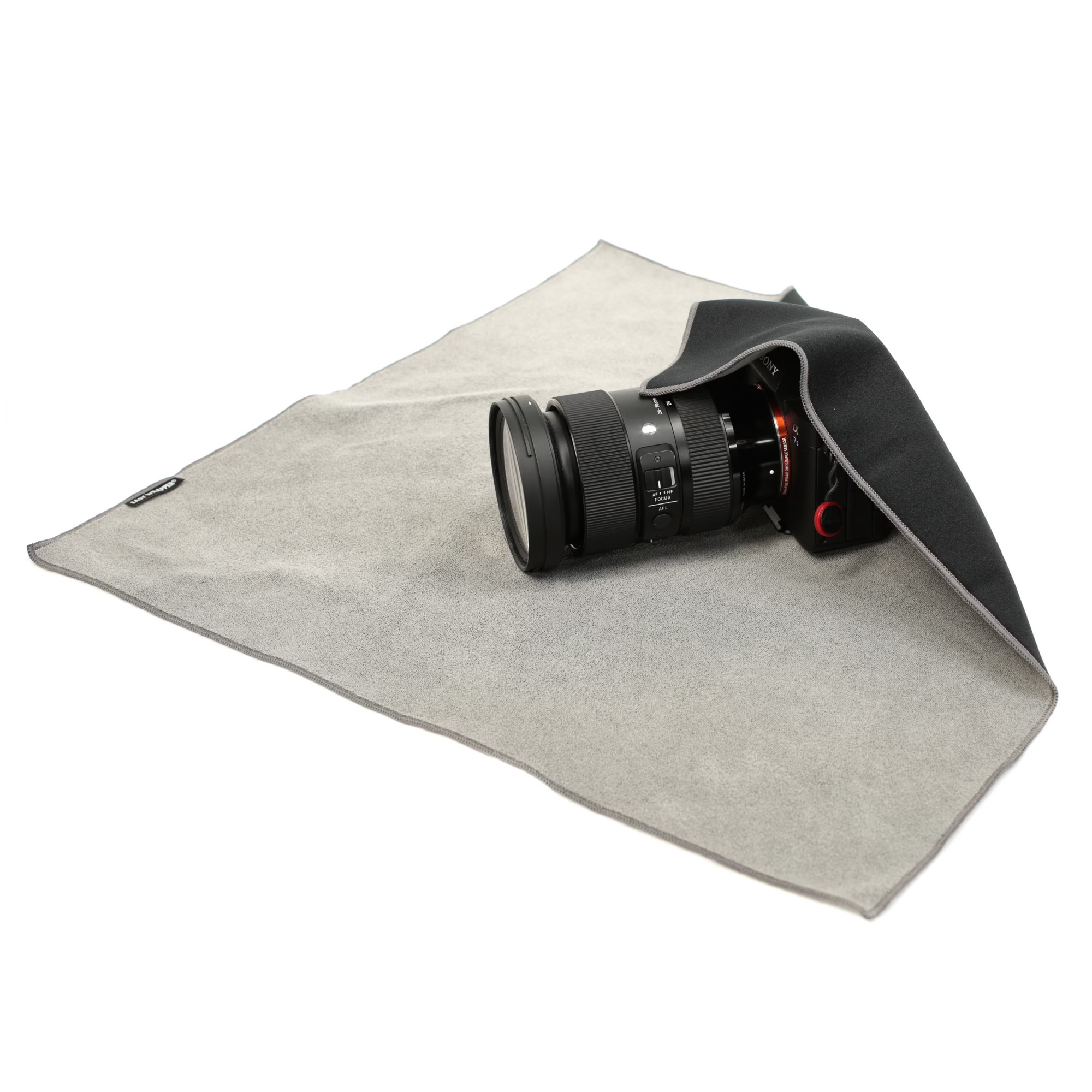 Easy Wrapper selbsthaftendes Einschlagtuch L in Schwarz, schräge Ansicht bei Anwendung zum Schutz einer Kamera