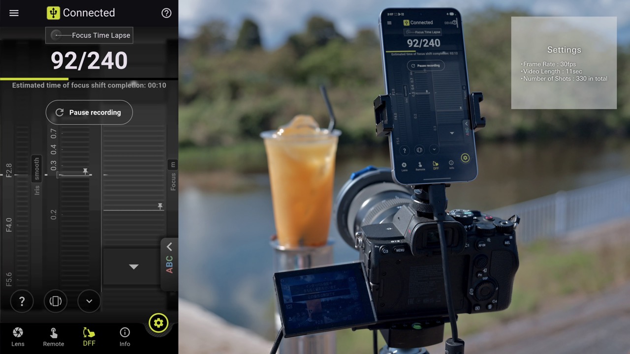 TAMRON Lens Utility mit Focus Time Lapse auf dem Smartphone, verbunden mit Kamera und Objektiv am Seeufer