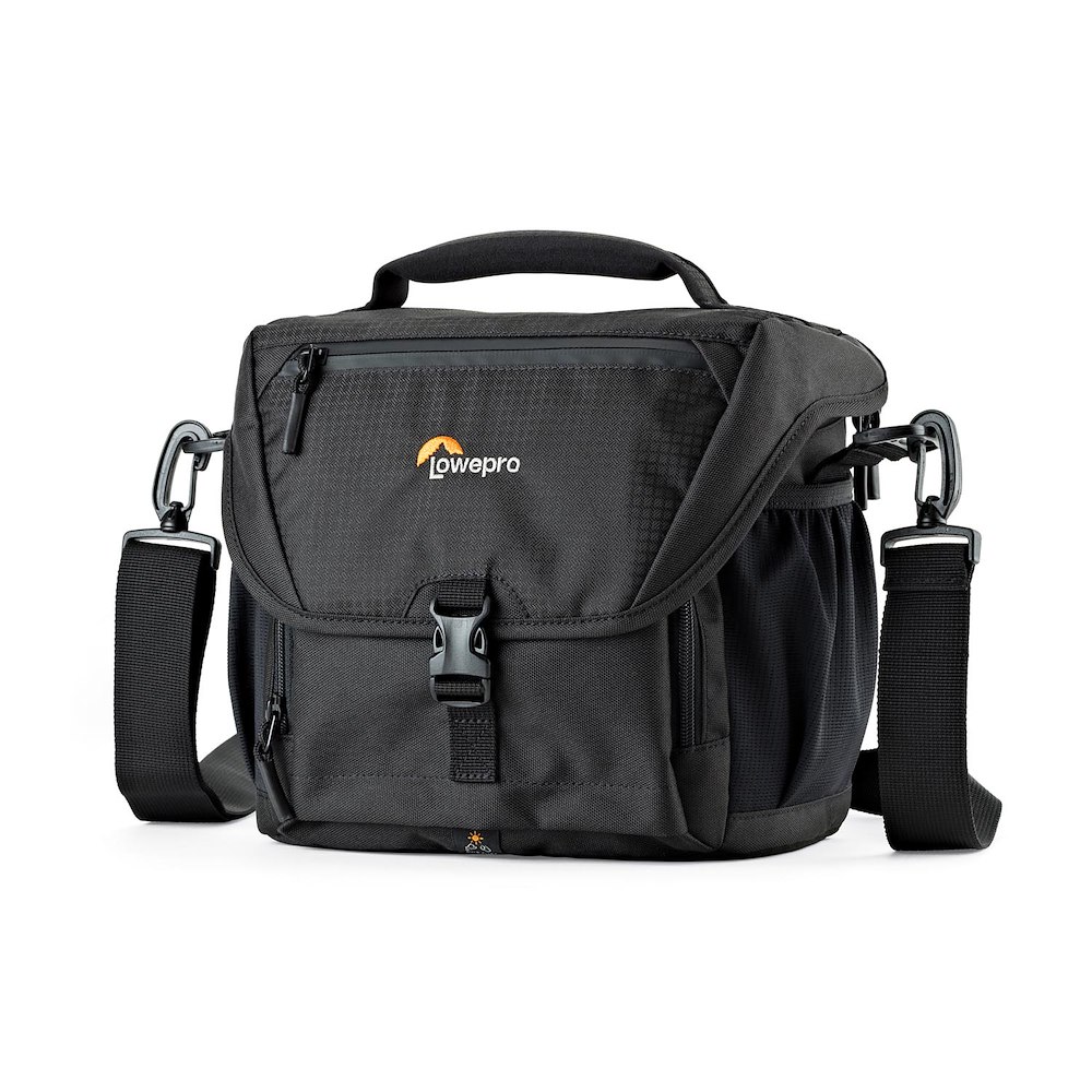 Lowepro Nova 170 AW II Schultertasche in Schwarz, Vorderansicht mit Überschlag, Tragegriff und verstellbarem Schultergurt