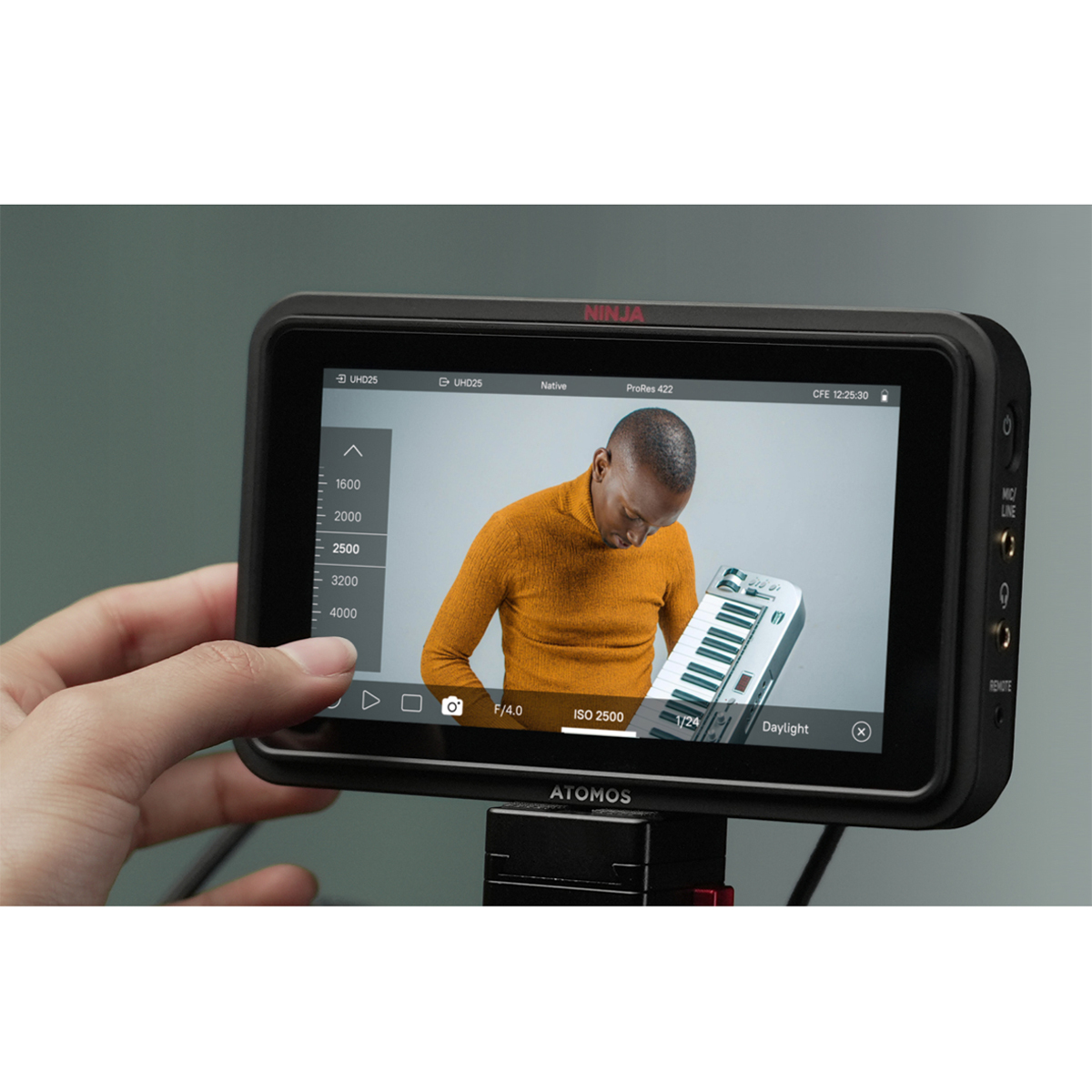 Atomos Ninja 5 Zoll HDMI Monitor-Recorder – Vorderansicht im Einsatz mit Touchscreen und Kameravorschau