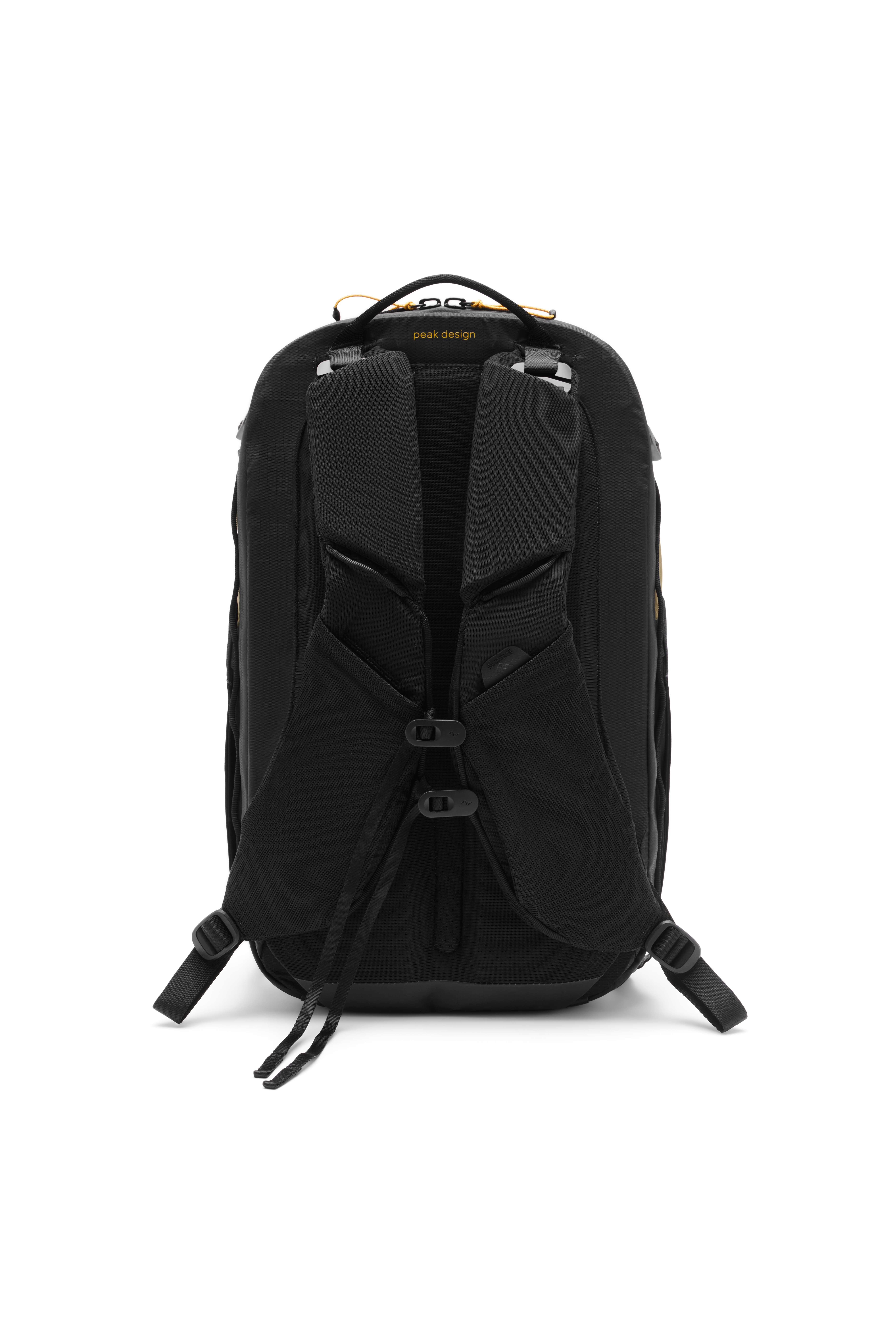 Peak Design Outdoor Backpack Zip 18L (kelp) – Rückseite mit gepolsterten Schultergurten und atmungsaktivem Rückenpanel