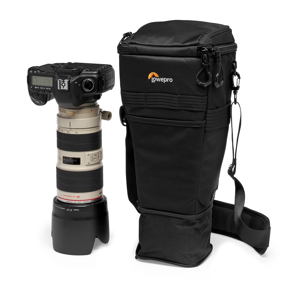Lowepro ProTactic TLZ 75 AW II – Größenvergleich der Tasche neben DSLR-Kamera mit Teleobjektiv