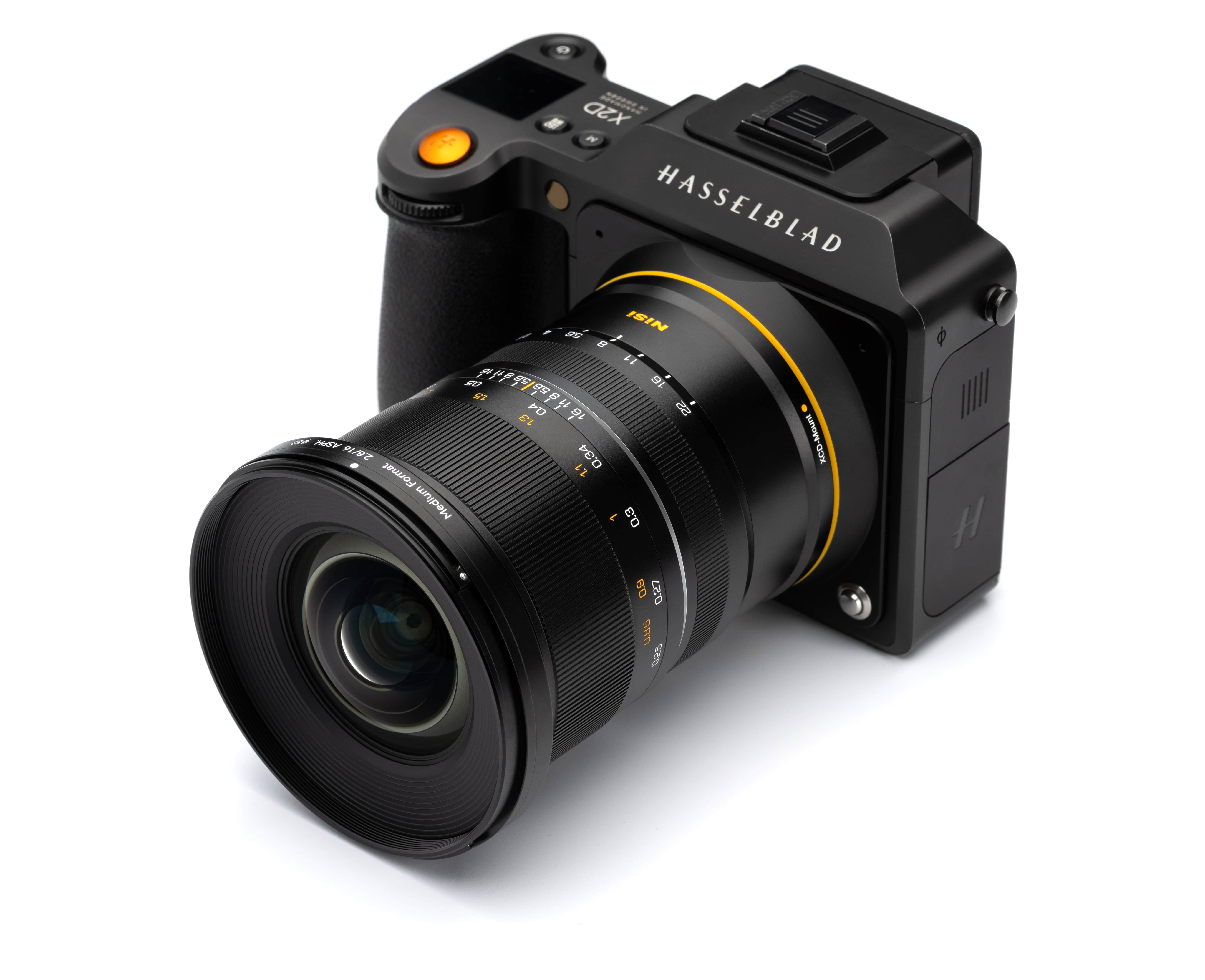 NiSi Aureus Prime 16mm T2.8 ASPH Mittelformat-Objektiv an einer Hasselblad X2D Kamera in schräger Perspektive.