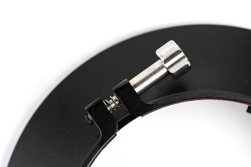 Detailansicht der Klemm- und Magnetmechanik am NiSi JetMag Pro Adapterring für Canon RF 14mm