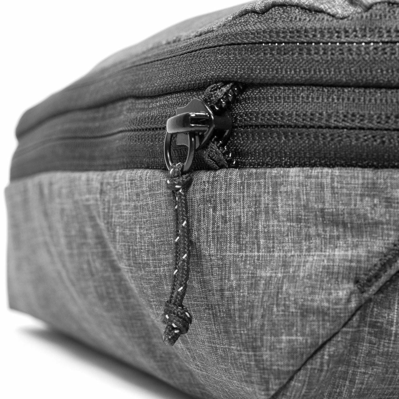 Packing Cube Medium 18L (dunkelgrau) Peak Design Packing Cube Medium 18 L in der Farbe Dunkelgrau, CloseUp Kompressionsverschluß
