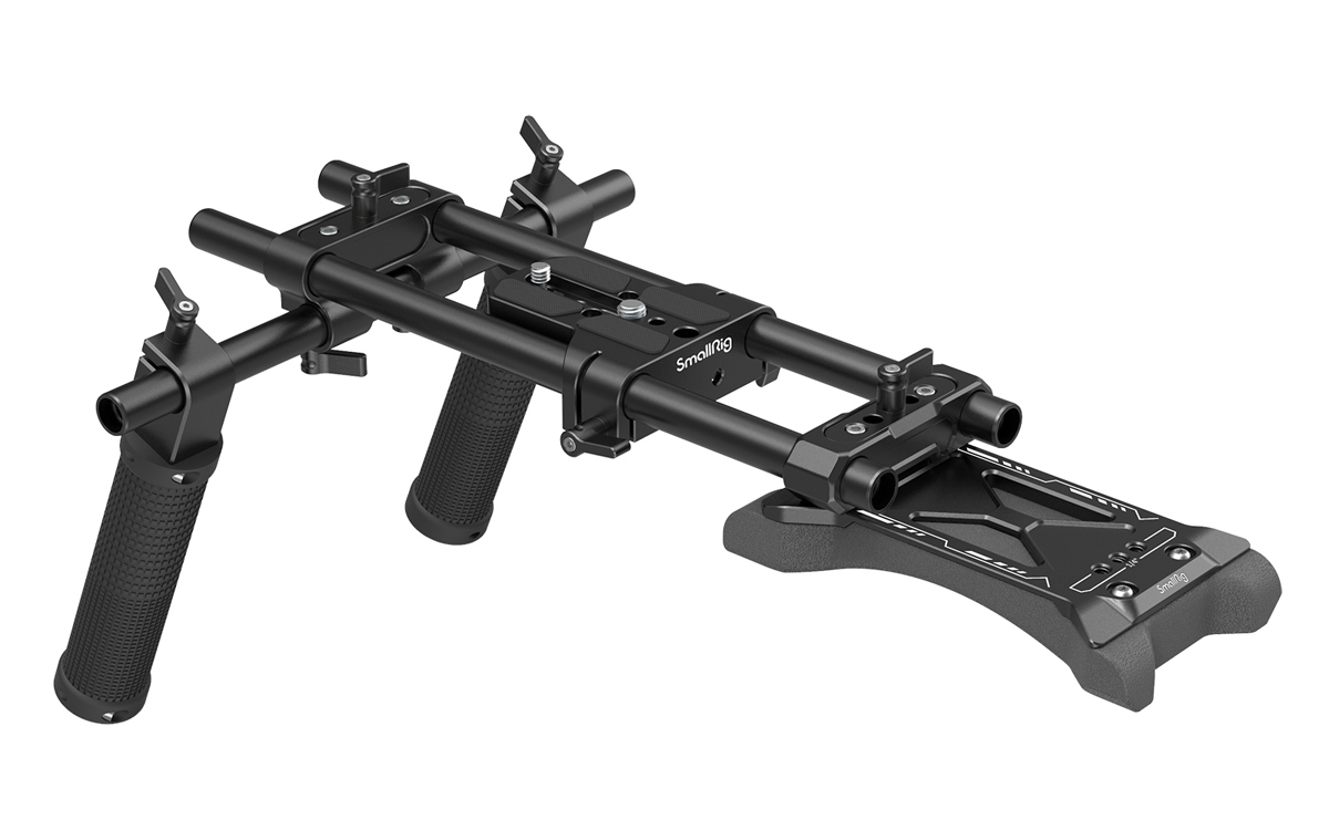 SmallRig 2896C Basic Schulter-Kit – schräge Ansicht des Schulterrigs mit Griffen, Rods und Schulterauflage