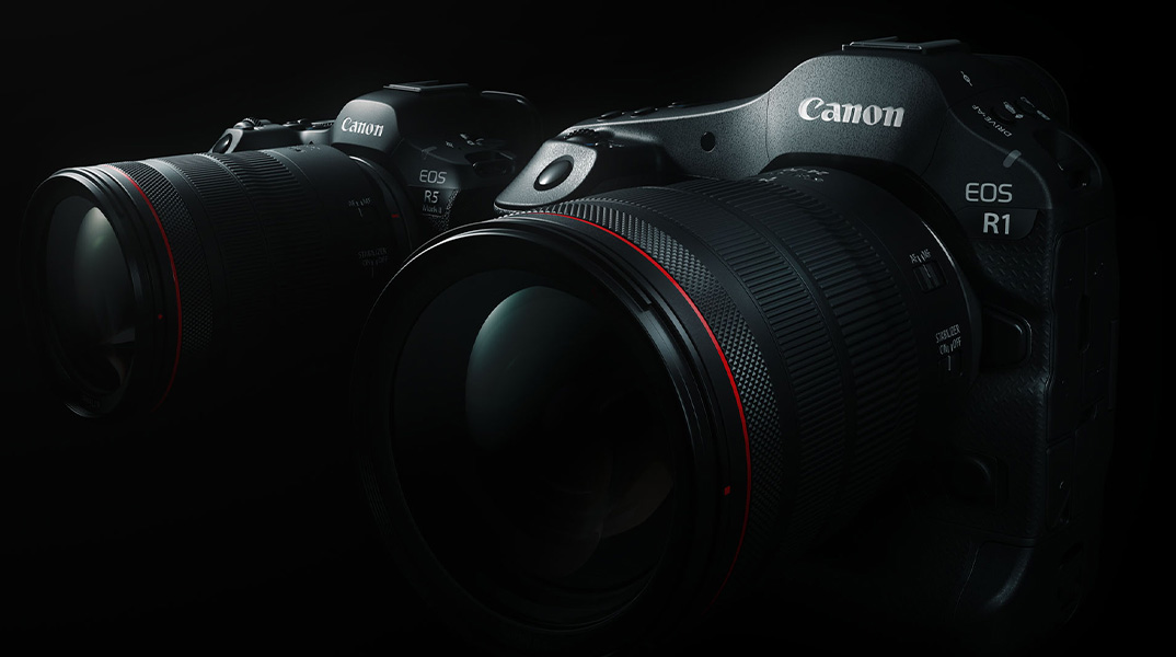 Canon EOS R1 und EOS R5 Mark II mit RF-Objektiven in dunkler Studioinszenierung