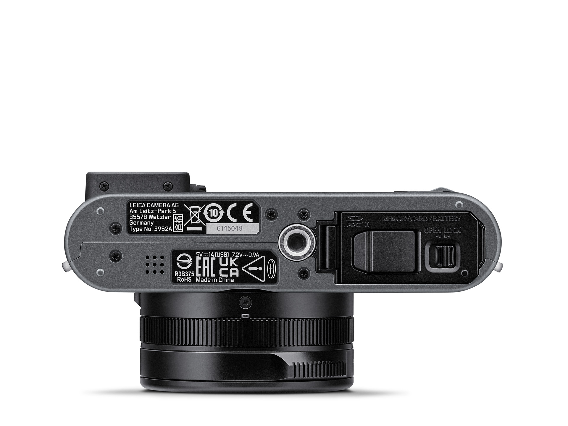 Leica D-Lux 8 Metal Gray – Unterseite mit Akkufach, Stativgewinde und Speicherkartenfach