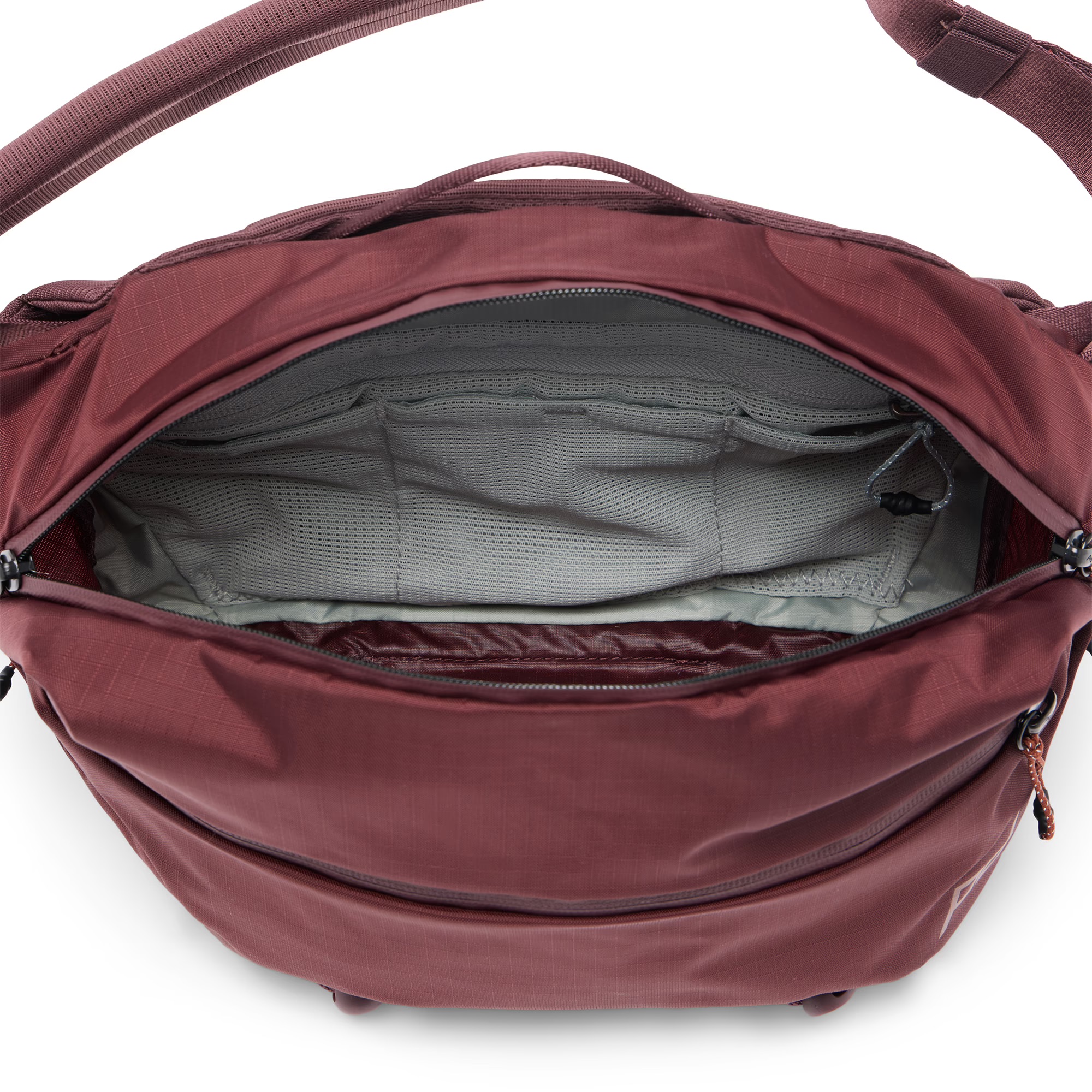 Peak Design Outdoor Sling 7L Eclipse – Draufsicht in das Hauptfach mit Innenaufteilung und mehreren Fächern