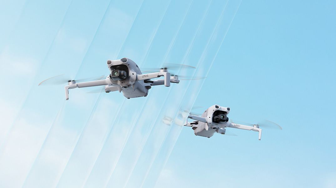 DJI Lito Serie Drohne – schräge Vorderansicht von zwei Drohnen im Flug mit Kamera vor hellem Hintergrund