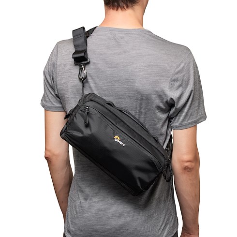 Lowepro ProTactic Lite SLX 120 AW III quer getragen am Körper zur Darstellung von Größe, Passform und Tragekomfort