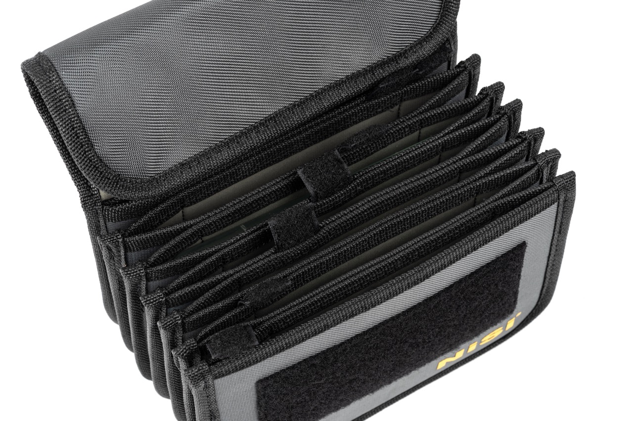 Cinema Filter Pouch III 4"x5.65" NiSi Cinema Filter Pouch II 4x5.65 – schräge Ansicht der geöffneten Tasche mit gestaffelten Filterfächern