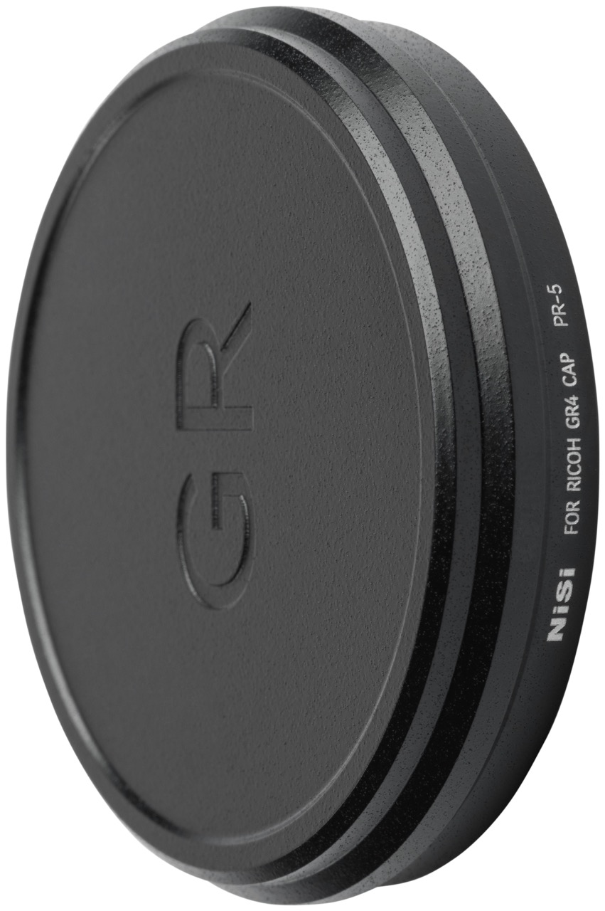 NiSi Objektivdeckel für Ricoh GR IV in schräger Seitenansicht mit strukturierter Oberfläche und passgenauem Sitz