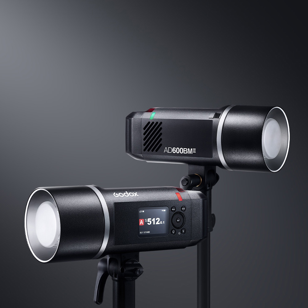 Zwei Godox Witstro AD600BM II Studioblitze auf Stativen im Studioeinsatz aufgebaut