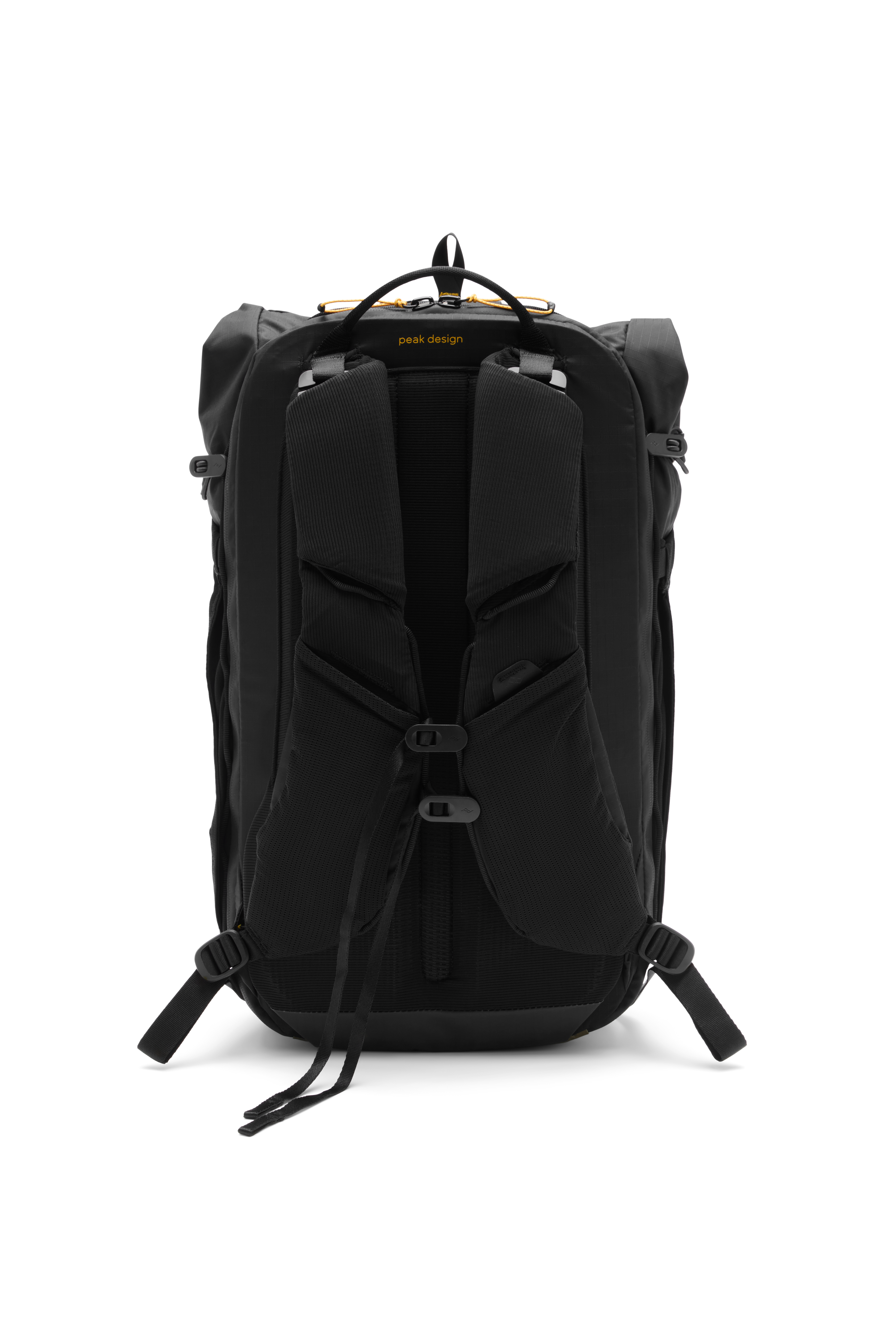 Peak Design Outdoor Backpack 25L (kelp) – Rückseite mit gepolsterten Schultergurten und atmungsaktivem Rückenpanel