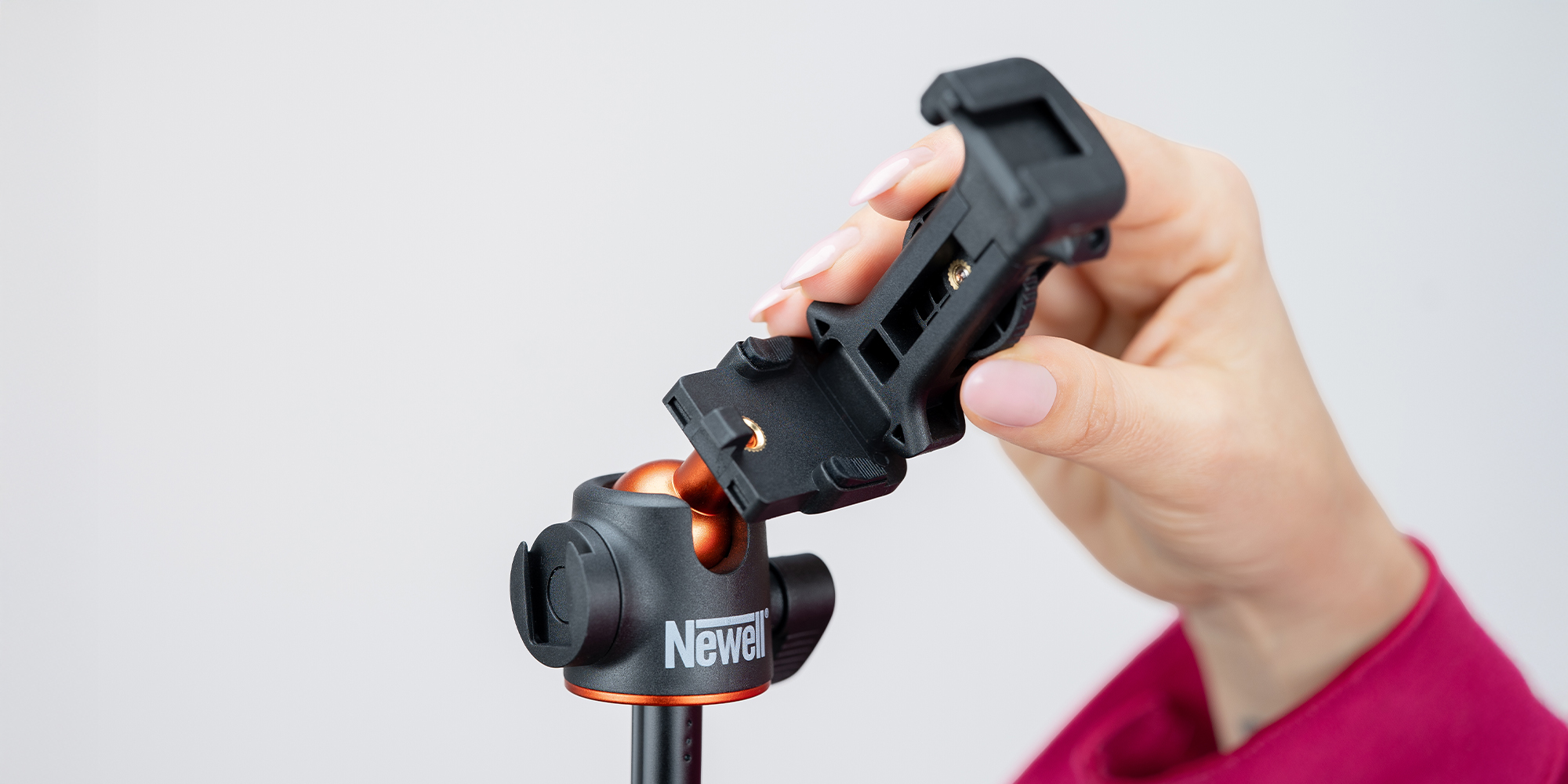 Newell M-Pod – Detailansicht des Kugelkopfs mit Smartphone-Halterung und Schnellverschluss