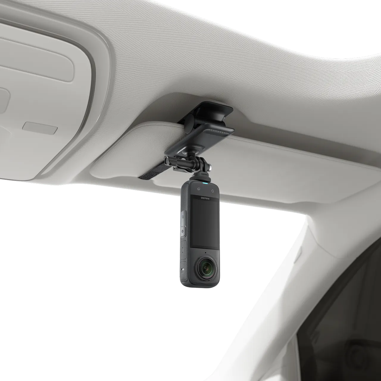 Insta360 Flexi-Clip – befestigt an der Sonnenblende im Fahrzeug mit Kamera in vertikaler Ausrichtung