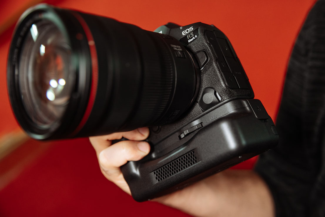 Canon EOS R5 Mark II mit Hochformatgriff und RF-Objektiv in Nahaufnahme bei Studioeinsatz