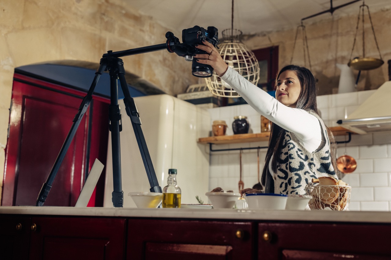 Manfrotto ONE Stativ mit Kamera in einer Küche beim Aufbau für Foto- oder Videoaufnahmen