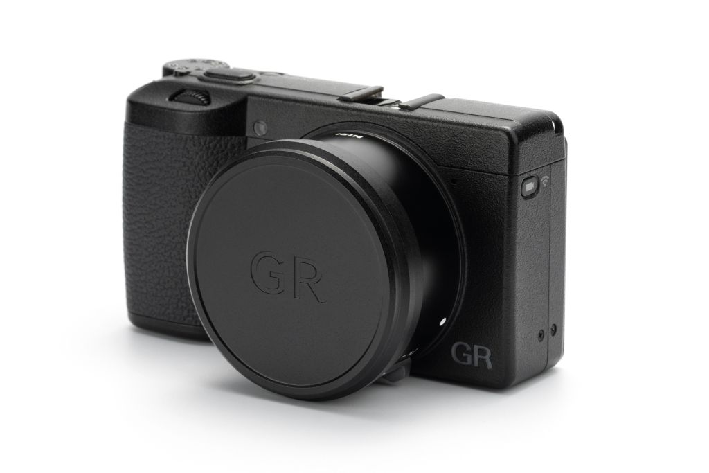 NiSi Filteradapter für Ricoh GR III – schräge Ansicht, montiert auf Kamera mit aufgesetzter Schutzkappe
