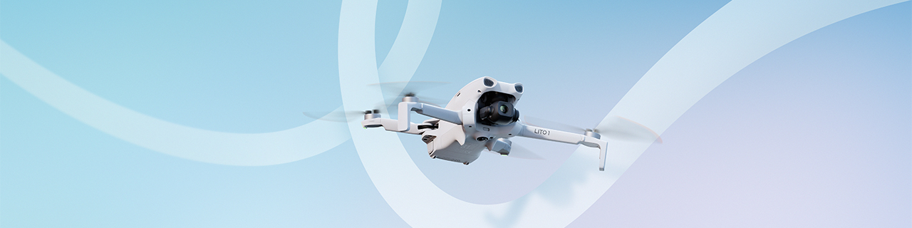 DJI Lito 1 Drohne – schräge Vorderansicht im Flug mit Kamera und ausgeklappten Rotorarmen vor blauem Hintergrund