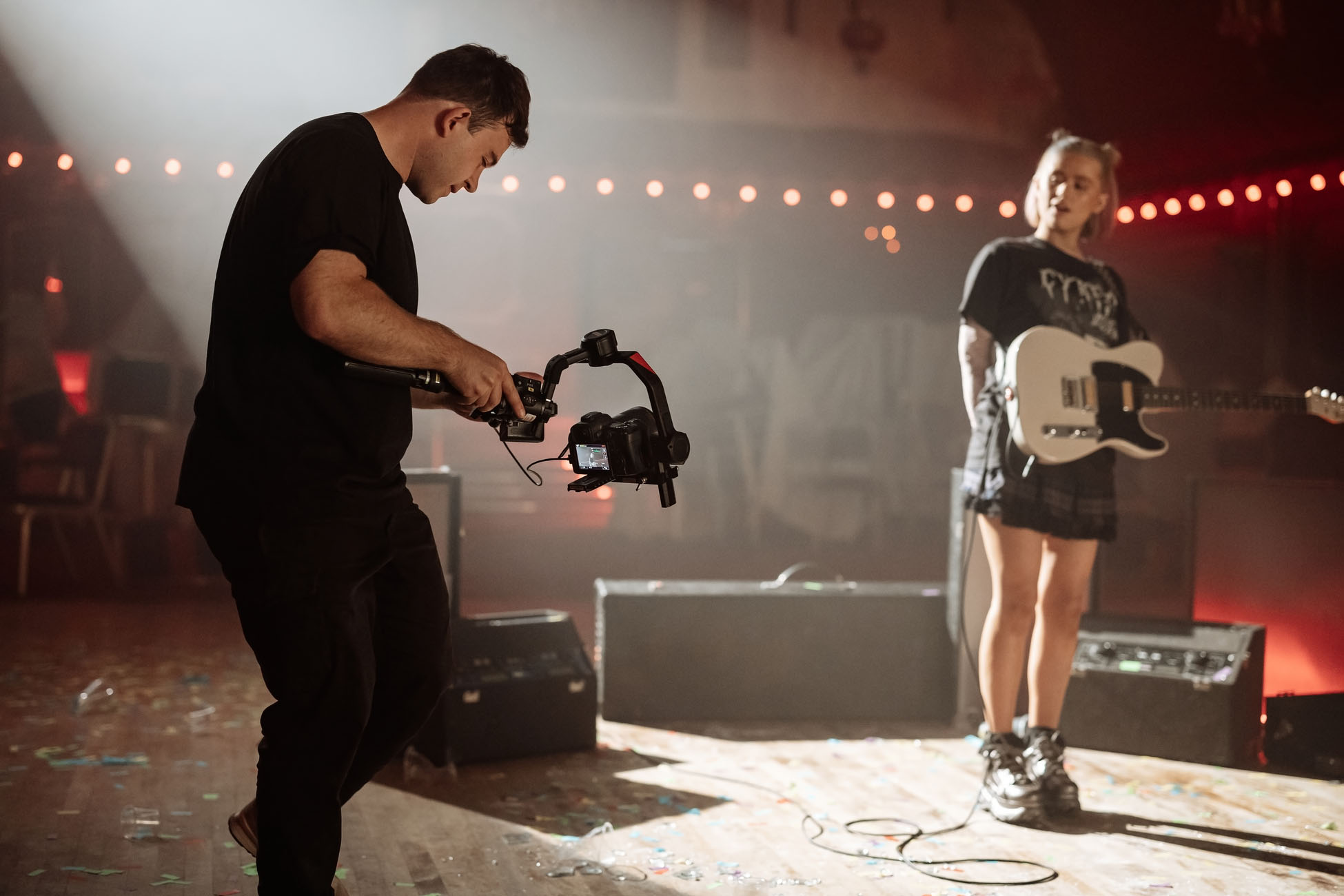 Videograf filmt Musikerin mit Canon EOS R5 Mark II auf Gimbal bei Bühnenaufnahme
