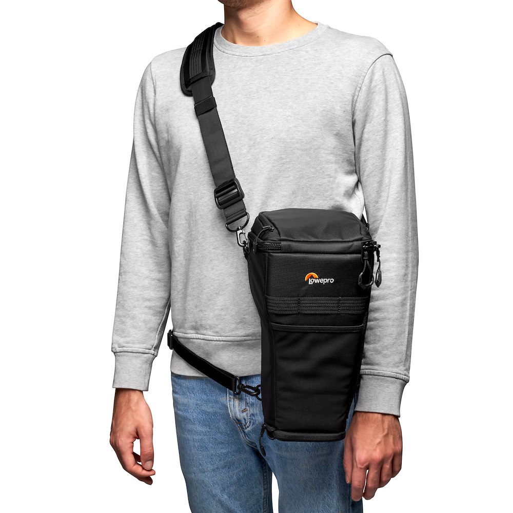 Lowepro ProTactic TLZ 75 AW II – Größenvergleich der Tasche neben DSLR-Kamera mit Teleobjektiv